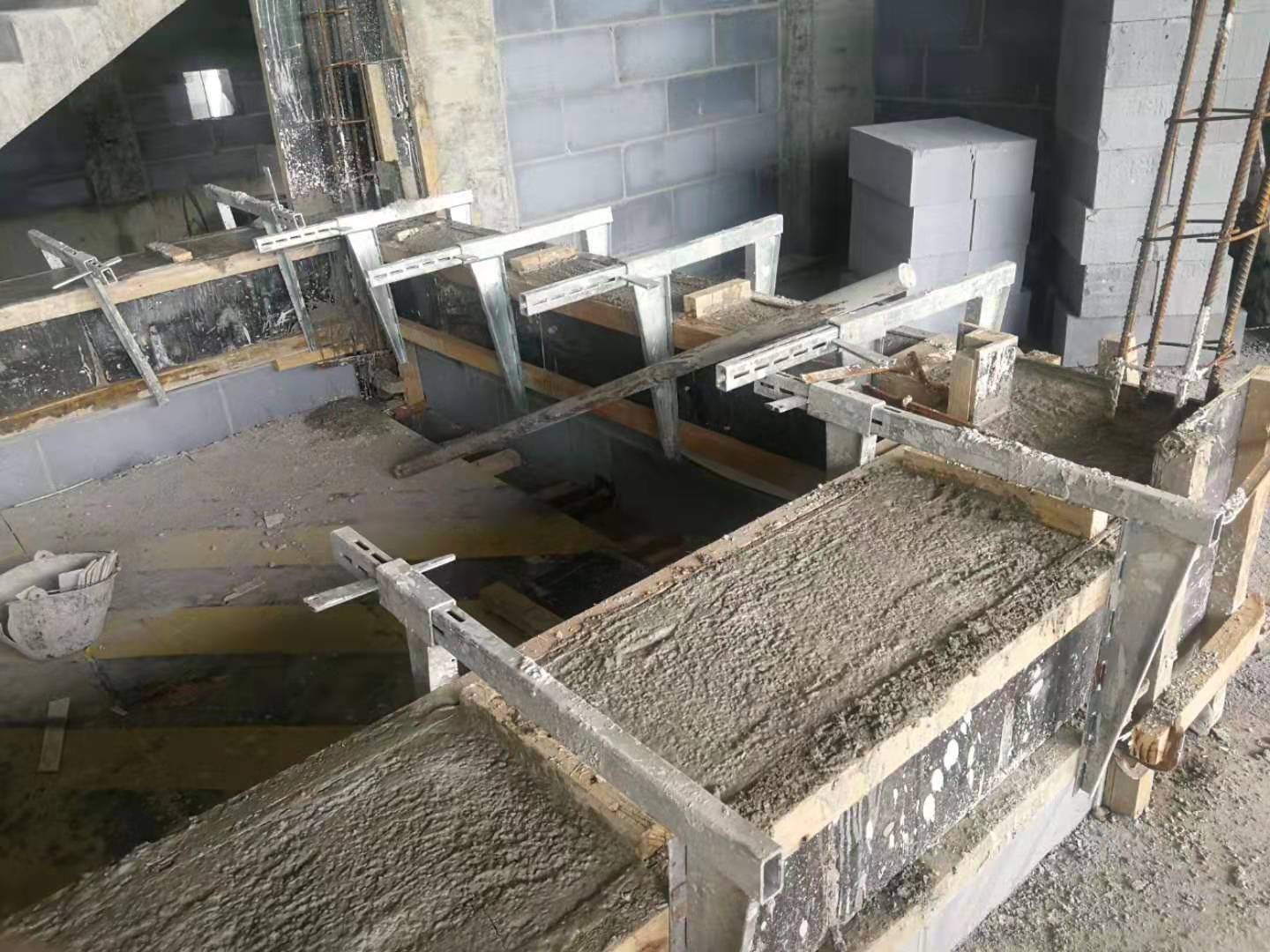 ZEEMO--Concrete Beams with Adjustable Clamps