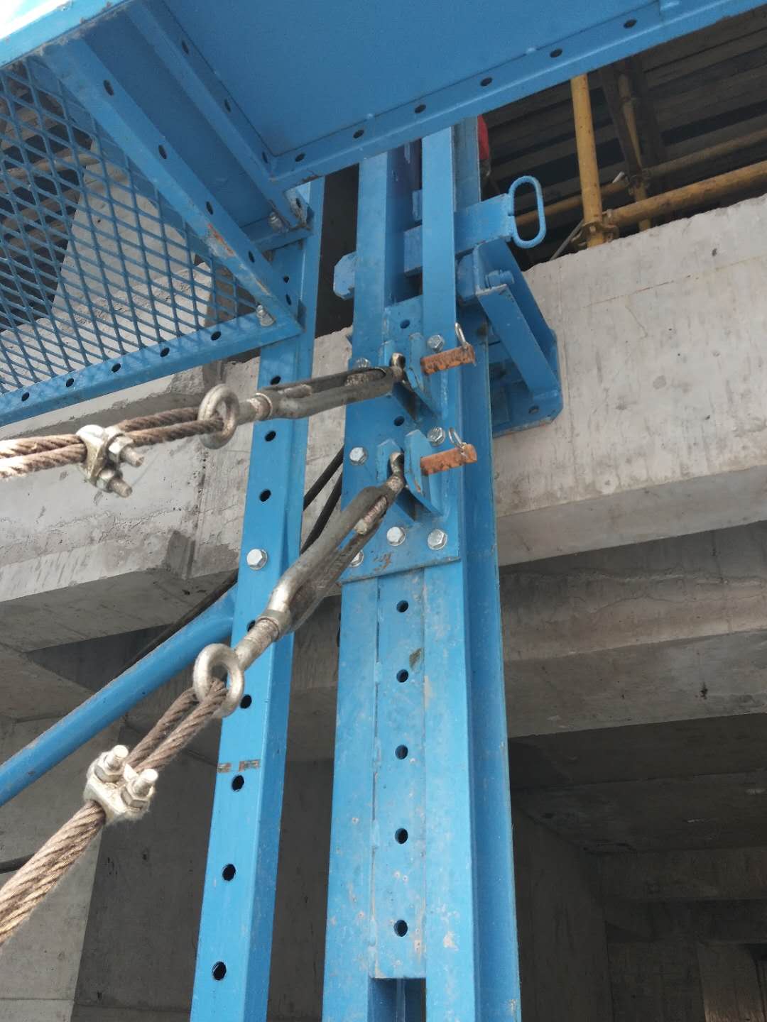 卸料平台与结构连接