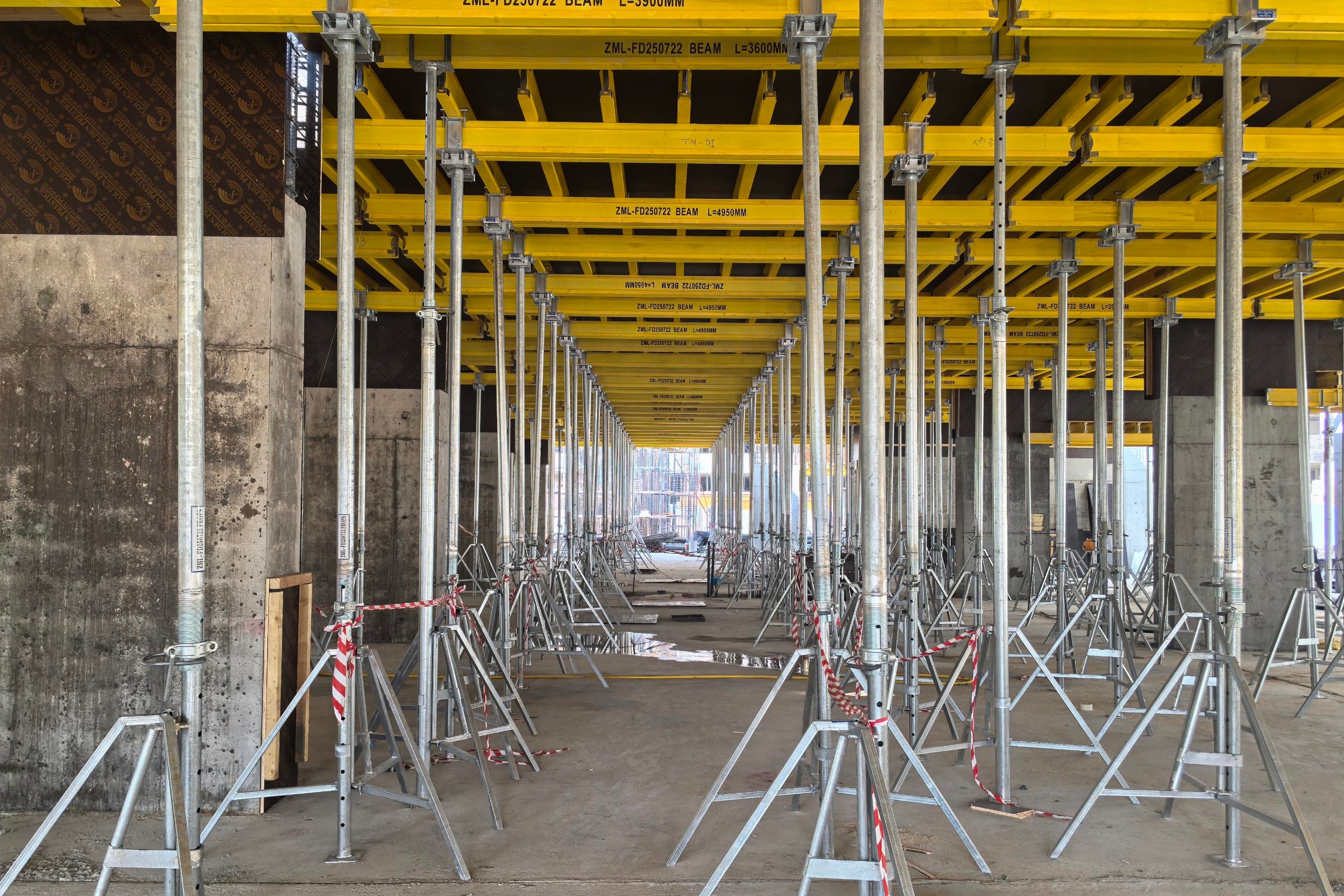 Adjustable steel prop used with table formwork