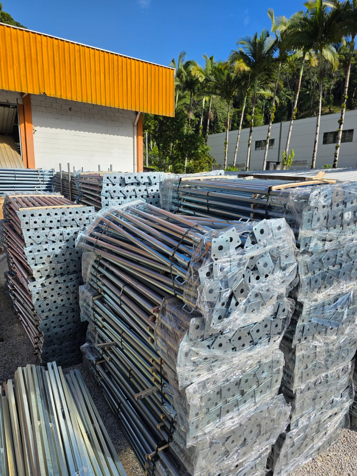 Adjustable steel prop bundle packing
