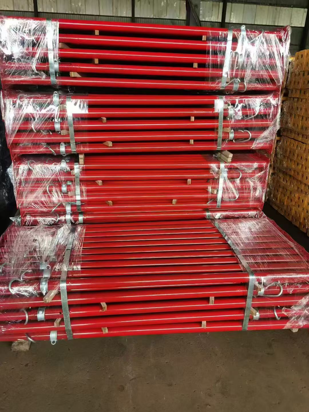 Adjustable steel prop container loading