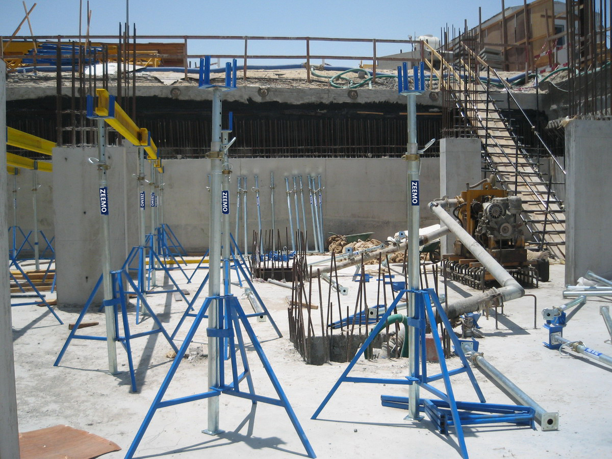 Adjustable steel prop for slab construction
