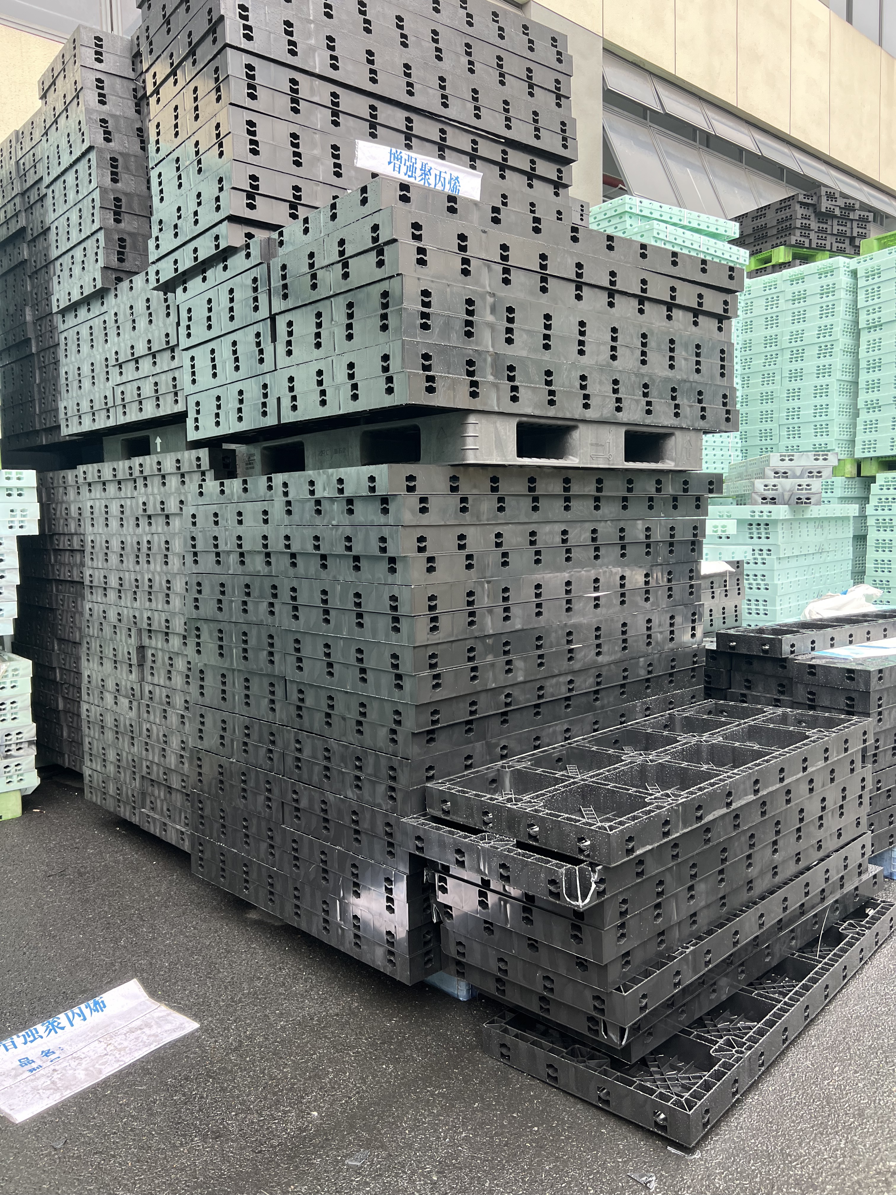 Formwork products arranged for factory inspection and shipment preparation