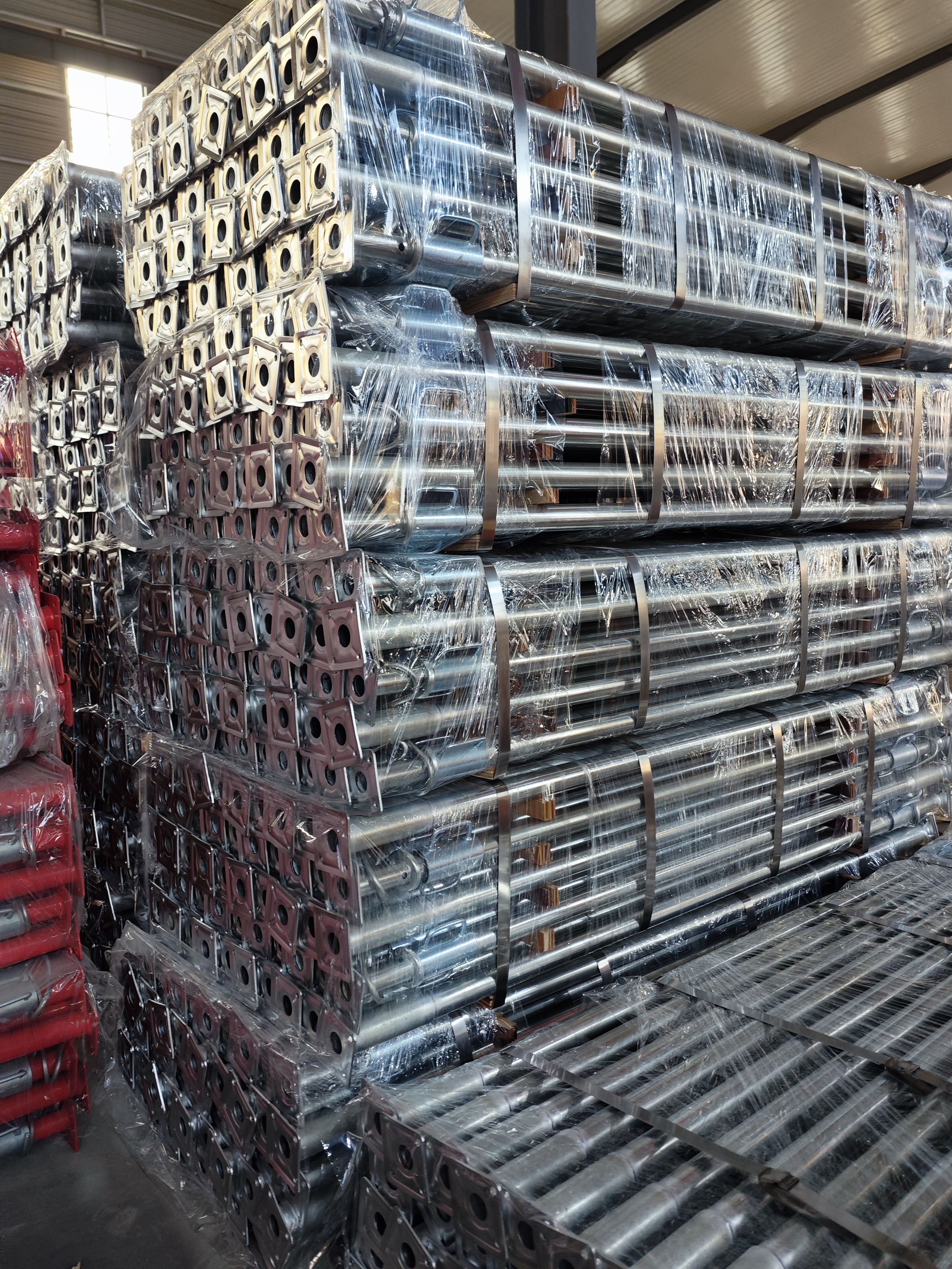 Adjustable steel prop pallet packing