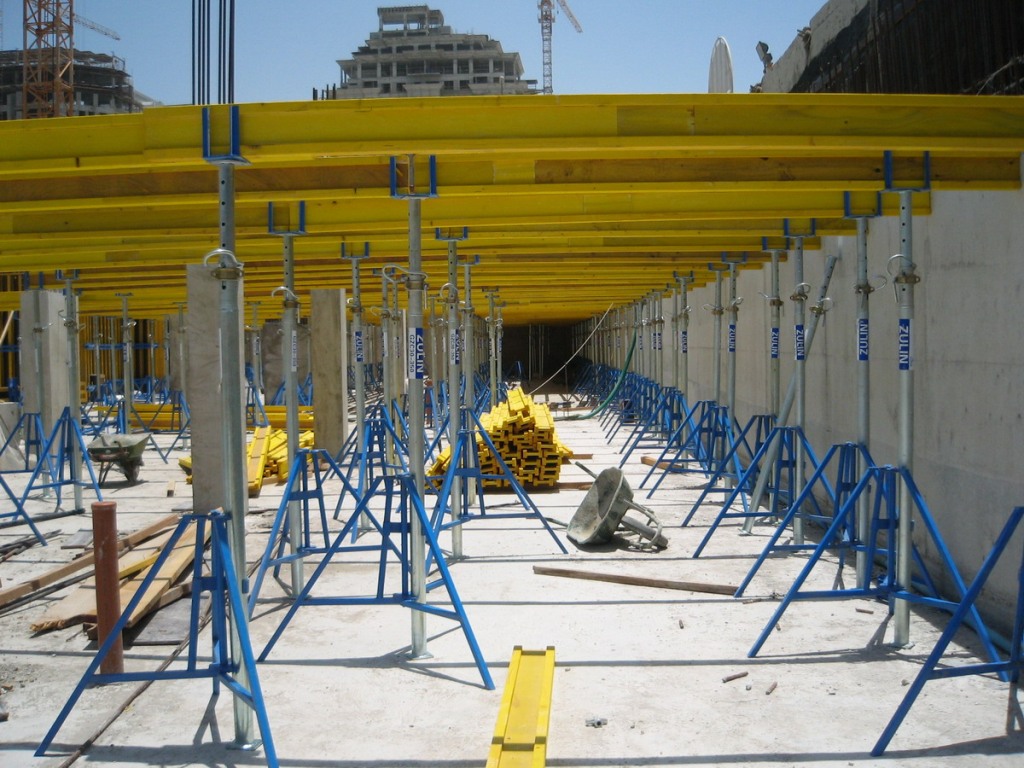 Adjustable steel prop concrete formwork support